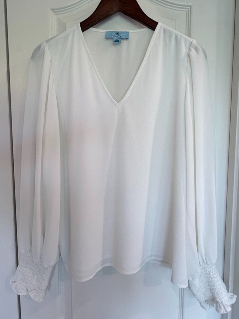 CeCe Ivory V-Neck Blouse with Smocked Ruffle Cuffs Long Sleeve Size Medium